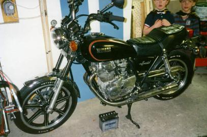 Högglanspolerad Yamaha 400